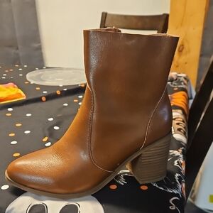 Universal Thread Tan Heeled Boots